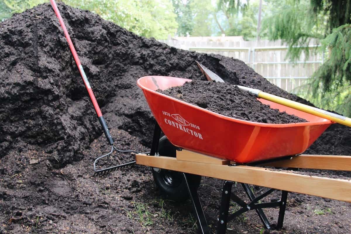All about the different types of soil for your garden | home for the harvest #typesofsoil #gardening #soil #healthysoil #organicgardening #organic #permaculture
