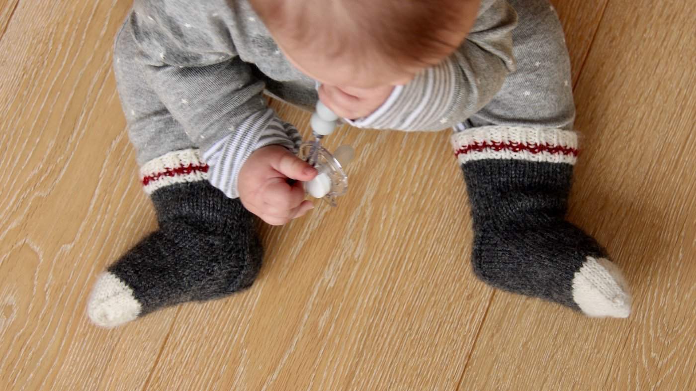 I love these adorable baby socks! They're mini baby work socks just like real lumberjack socks or monkey socks. Super cute! #babysocks #knitting #worksocks #babyworksocks