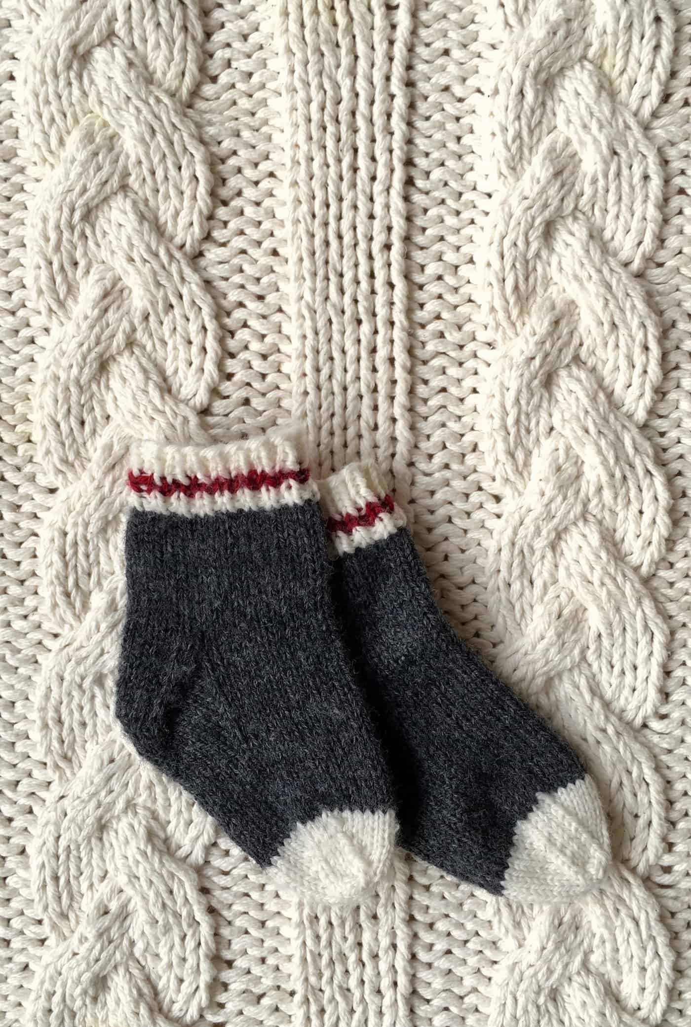 I love these adorable baby socks! They're mini baby work socks just like real lumberjack socks or monkey socks. Super cute! #babysocks #knitting #worksocks #babyworksocks