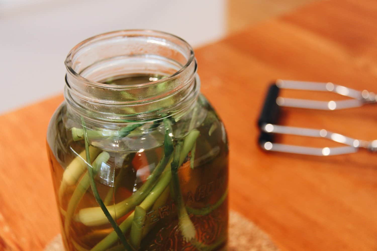 Harvesting garlic scapes for a flavorful culinary addition 🌱🍴 Uncover
