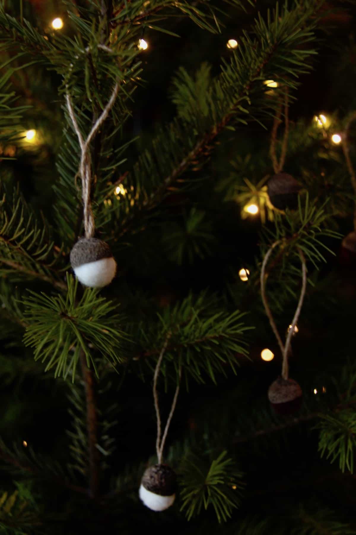 Wow! These are actually so easy to make. Here's how to make wool felt acorn tree ornaments for christmas #feltacorns #feltedacorns #woolacorns #wetfelting