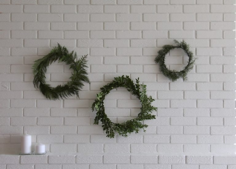 Minimalist wreath - tutorial for making simple fresh holiday wreaths with greenery