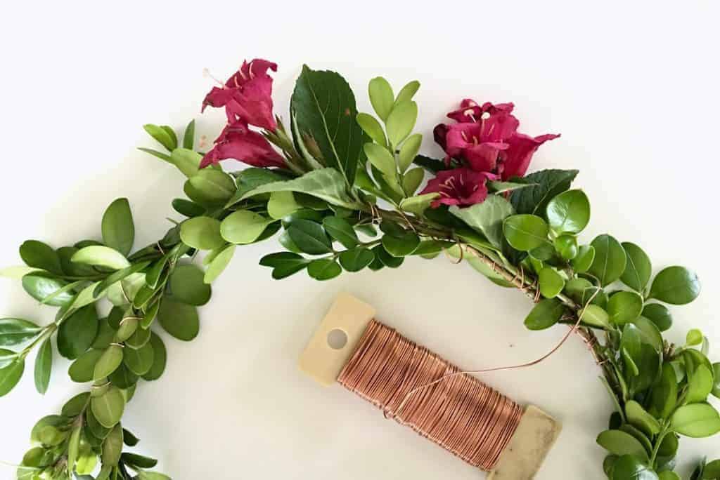 How to make a flower crown for your next enchanted gathering 🌸👑 Dive