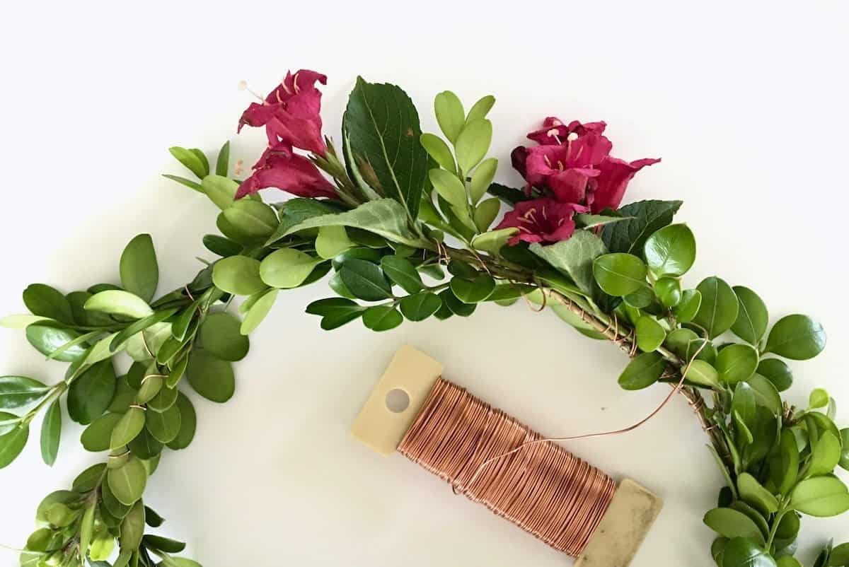 This diy tutorial shows how to make a floral crown with real flowers and greenery | home for the harvest