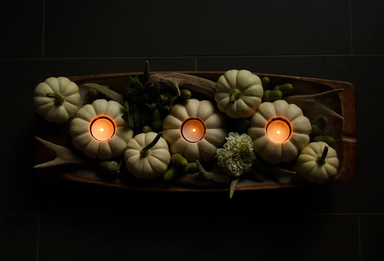 This white pumpkin centerpiece is an easy fall decor DIY. The mini pumpkin tea lights are quick to make and will light up your autumn table! | Home for the Harvest #minipumpkins #pumpkins #pumpkincenterpiece #pumpkin #falldecor #autumndecor #homefortheharvest 