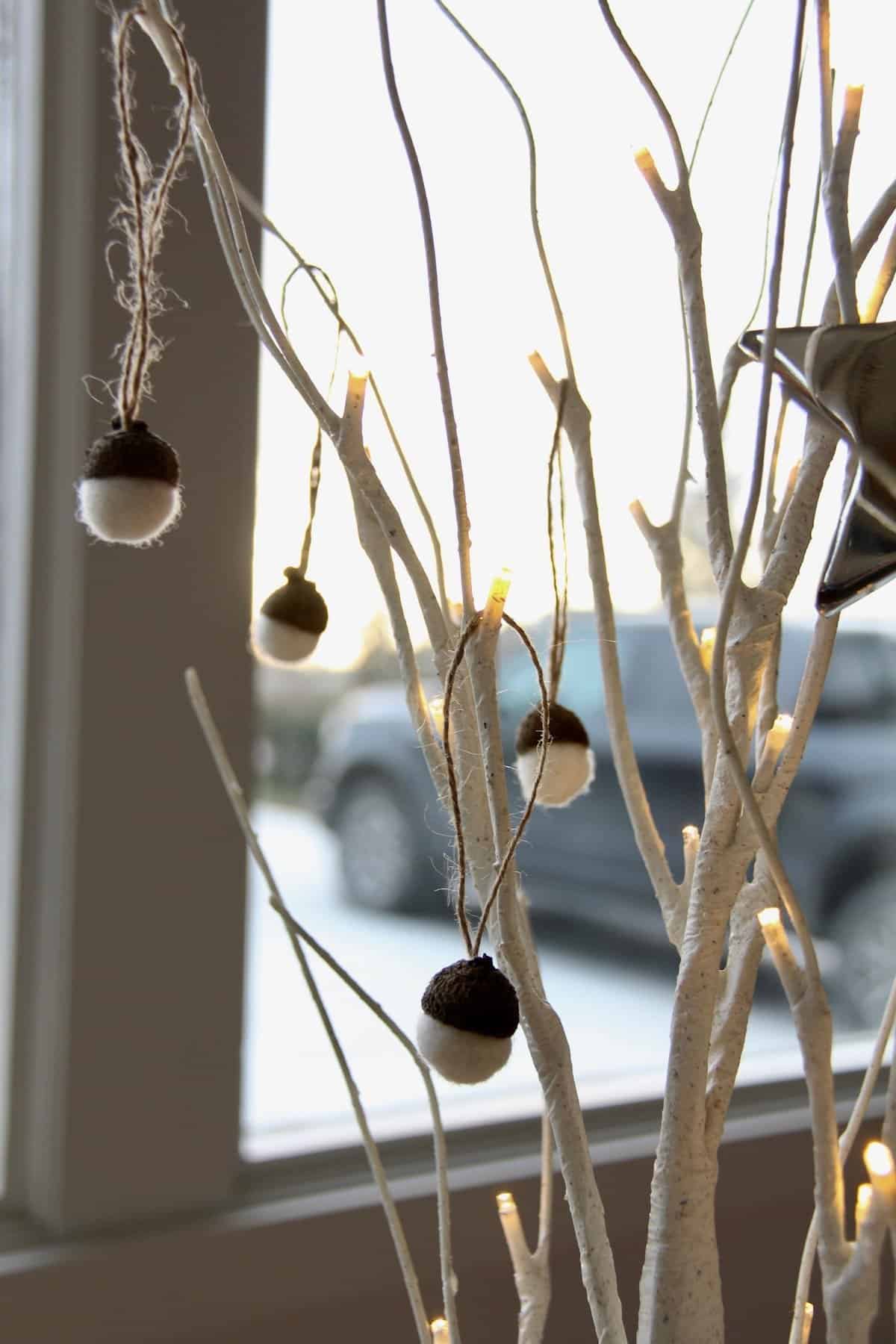 So cute! Here's how to make these adorable wool acorn christmas ornaments. These are the perfect natural christmas ornaments to diy this year. #woolacorns #woollenacorns #wetfeltedacorns #wetfelting