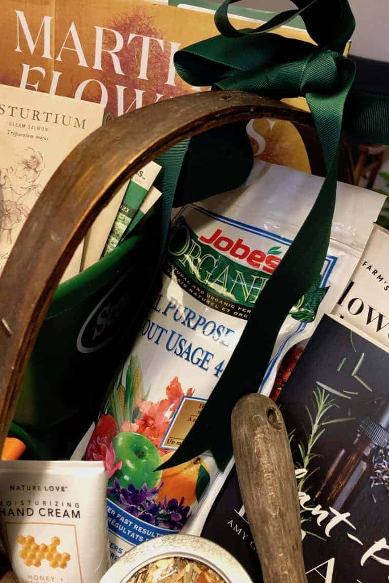 50+ gardening gift basket ideas 🌱🎁 Discover thoughtful and practical items