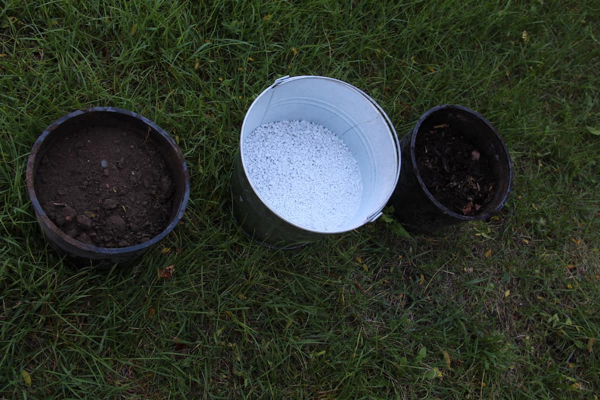 Mixing perlite into outdoor container soil