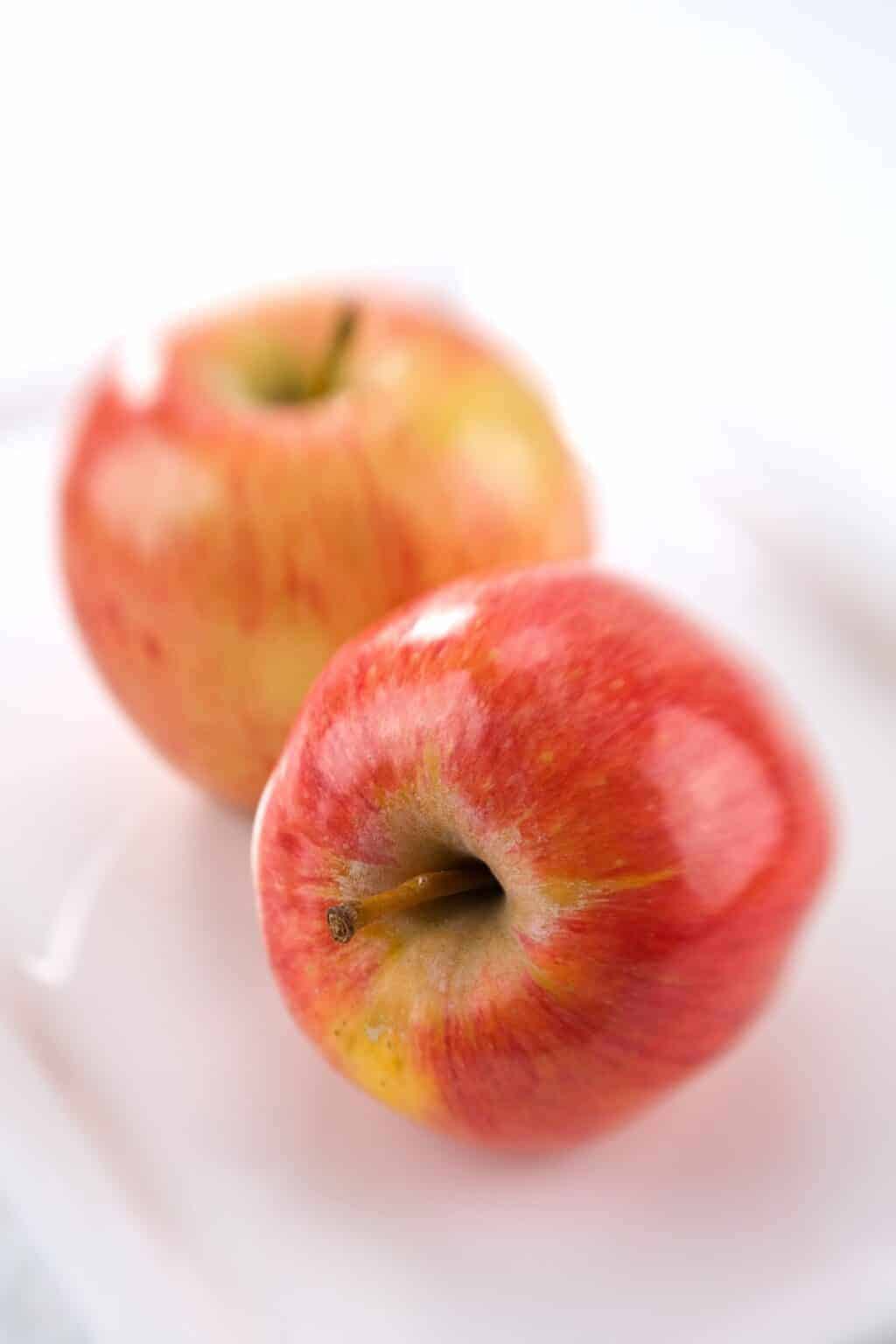 Learn about the Cameo apple 🍏 🎉 A delightful addition to any fruit bowl!