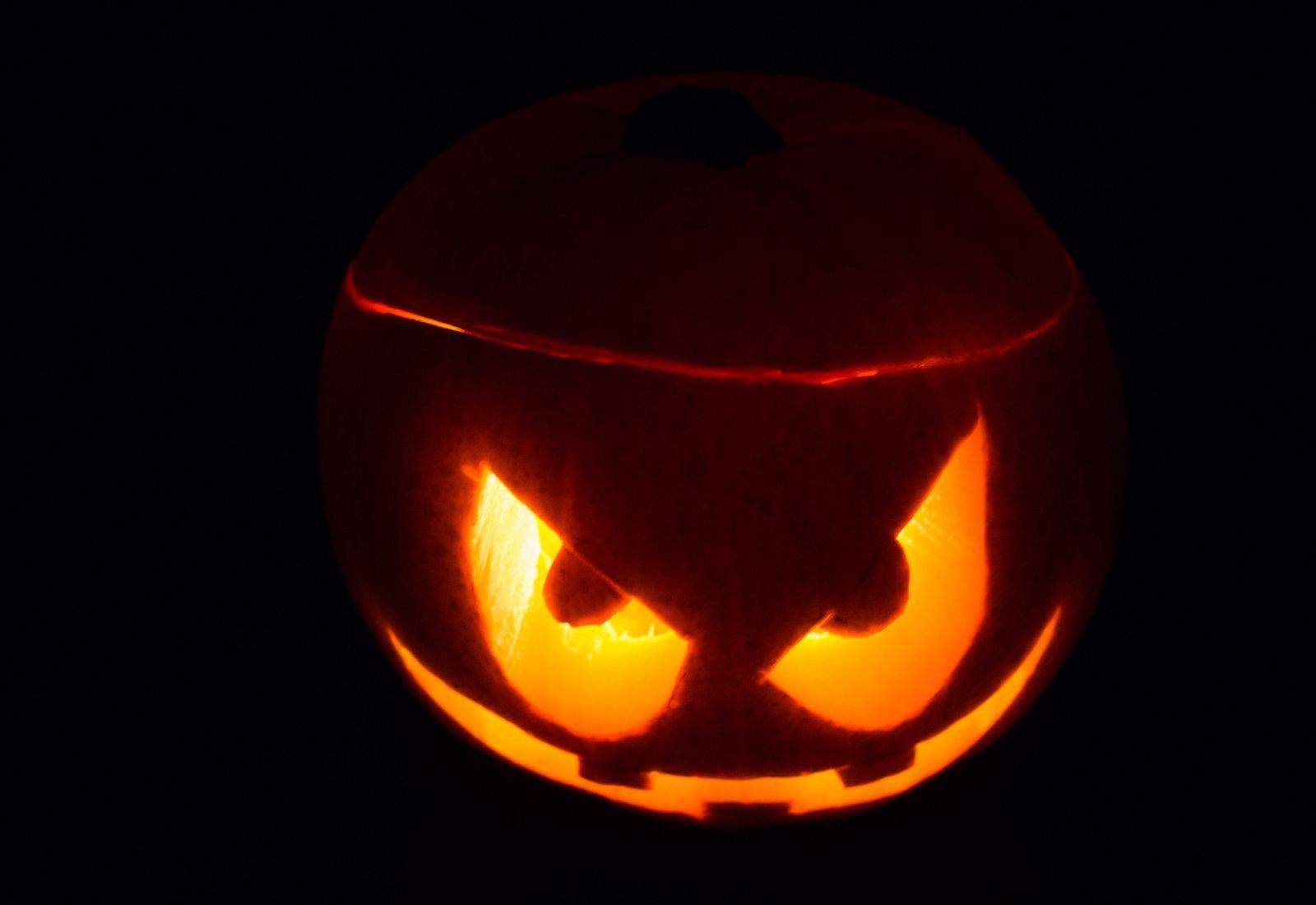 Scary jack-o-lantern face carving - evil eyes