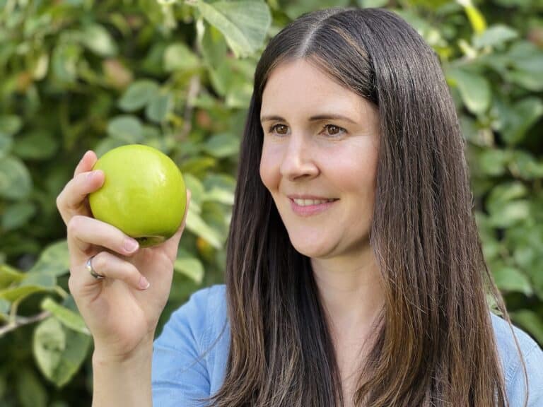 Granny Smith apples 🍏 🌿 Discover their tangy goodness, plus growing tips